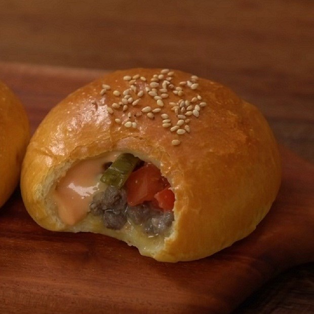 Cách làm bánh Hamburger nhân phô mai thịt tan chảy thơm ngon